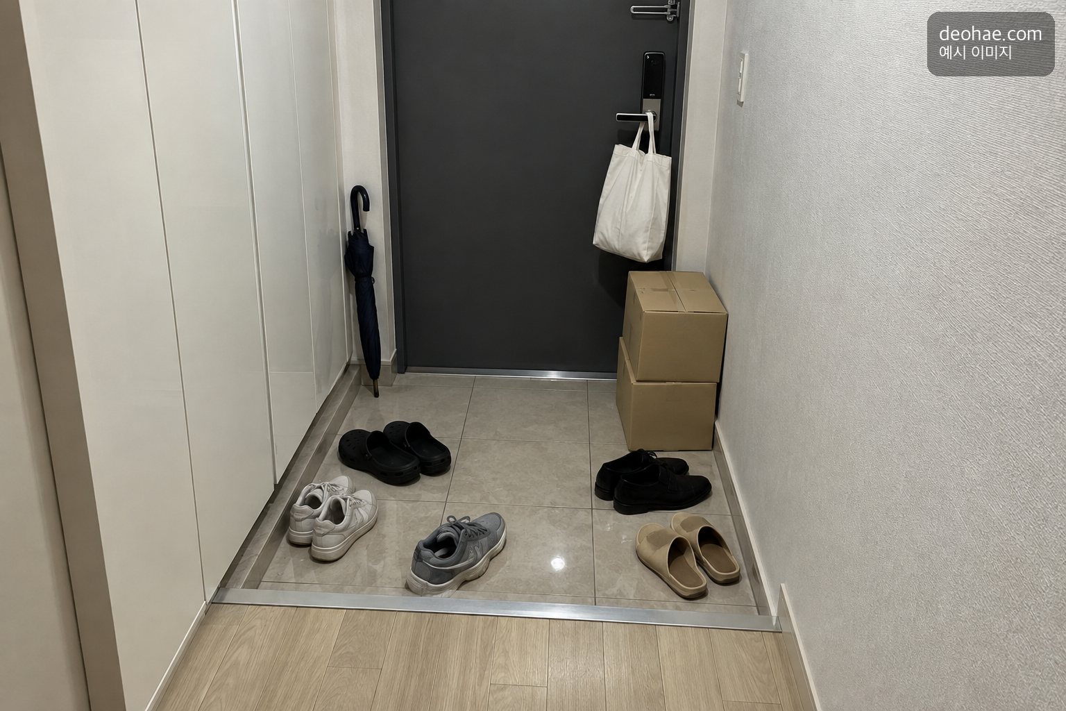정리 전 — 현관 바닥