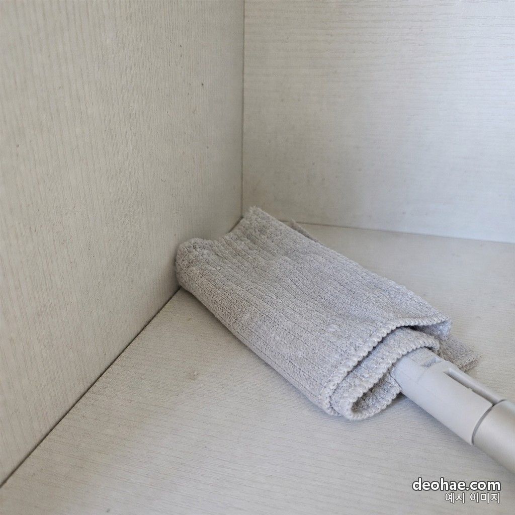 선반 모서리를 닦아 내는 장면