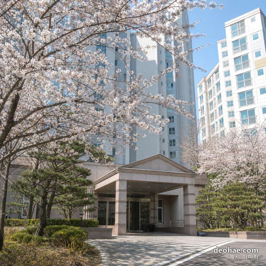 벚꽃이 핀 아파트 단지 입구